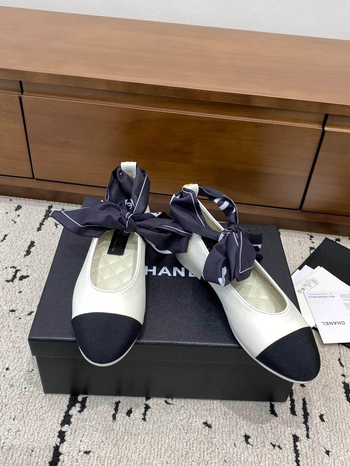 👟👟Ex-factory price 580👟👟 🍀CHANEL2026 early autumn new model, Mary Jane leather cover Chanel Xiaoxiang C home flat ribbon 🎀Comfortable ballet shoes Customized catwalk haute couture, simple yet sweet and playful Solid color fabric is refreshing and easy to wear Buckle design shoes are more heeling Upper: Customized sheepskin Inner foot pad: sheepskin Sole: Italian genuine leather sole Number of yards: 35-40 (customized 40 pieces are non-refundable)